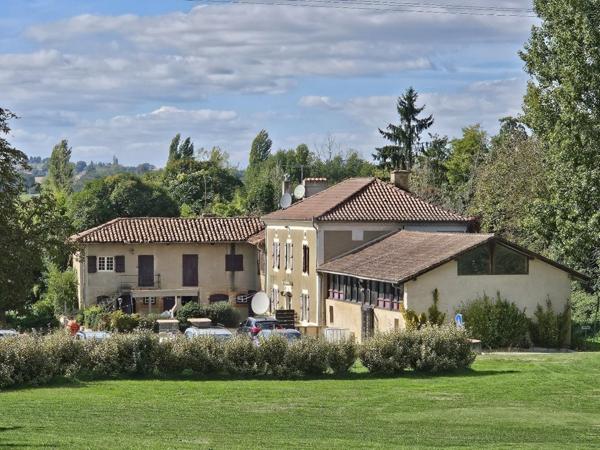 9 trous de golf avec hébergement et bar/terrasse