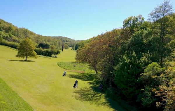 9 trous de golf avec hébergement et bar/terrasse