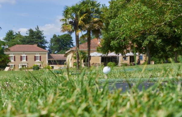 9 trous de golf avec hébergement et bar/terrasse