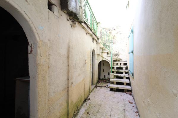 Roquefort-sur-Soulzon (12250) Maison de 210 m² à rénover