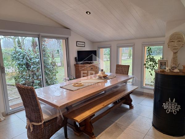 Maison à vendre à MENESPLET - 7 pièces avec piscine et terrain arboré