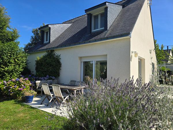 Maison lumineuse à vendre à Sarzeau - 5 chambres et jardin paisible !