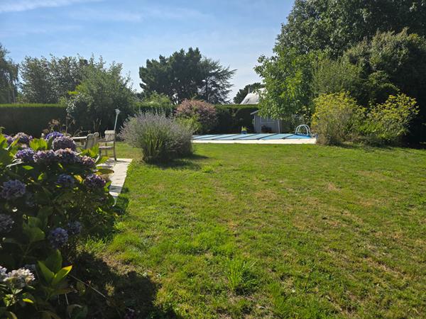 Maison lumineuse à vendre à Sarzeau - 5 chambres et jardin paisible !