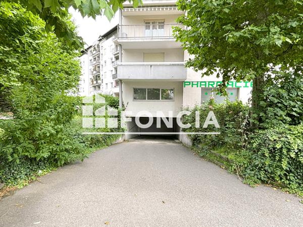 Location Parking 10 m² - L'ESPLANADE A Voiron 38500