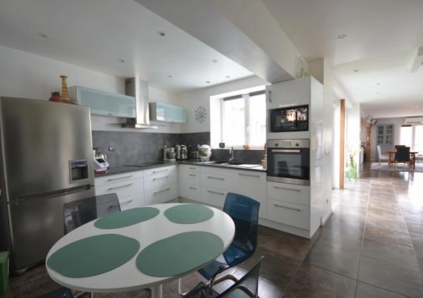 DORMANS (51), à vendre, très belle maison en pierre de 170 m² et sa dépendance