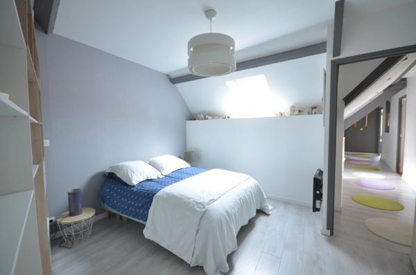 DORMANS (51), à vendre, très belle maison en pierre de 170 m² et sa dépendance