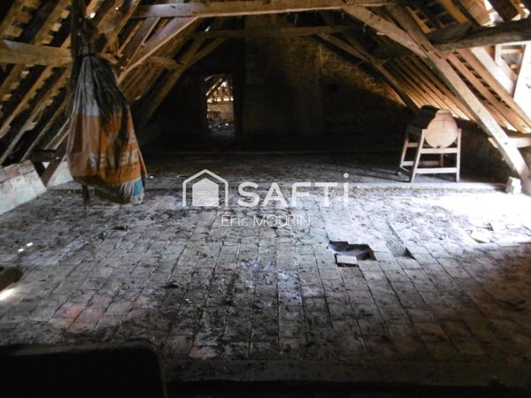 Cette spacieuse maison avec une longère à restaurer.