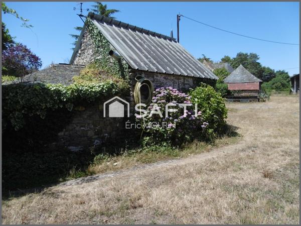 Cette spacieuse maison avec une longère à restaurer.