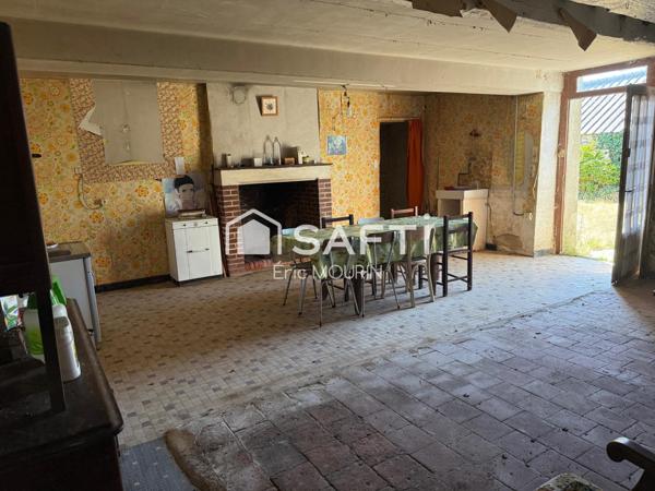 Cette spacieuse maison avec une longère à restaurer.