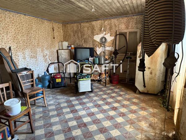 Cette spacieuse maison avec une longère à restaurer.