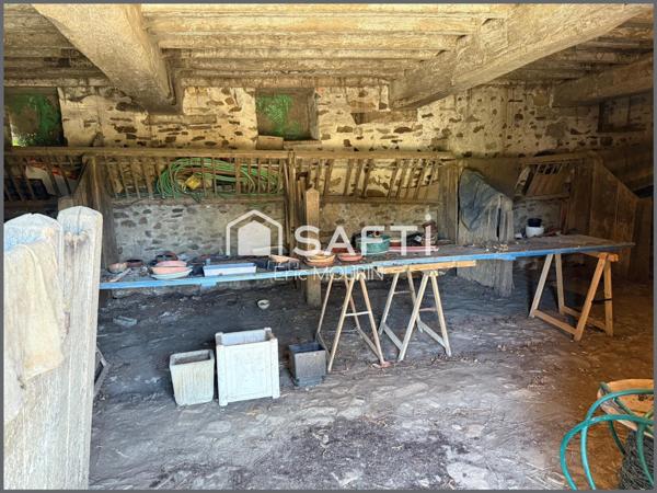 Cette spacieuse maison avec une longère à restaurer.