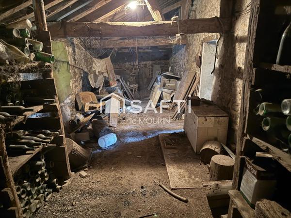 Cette spacieuse maison avec une longère à restaurer.