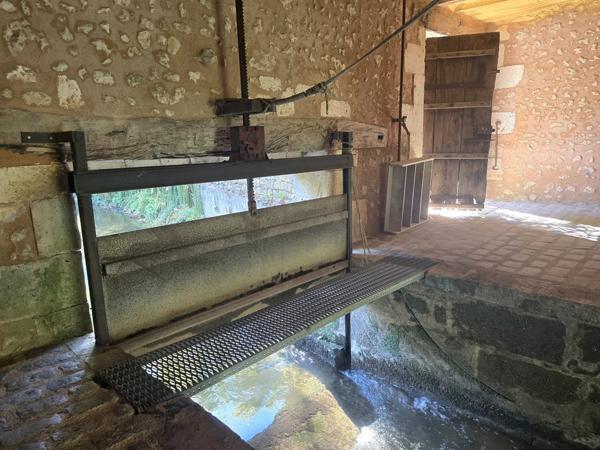 Moulin rénové avec goût et ses jolis volumes