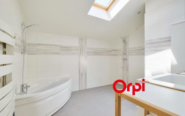 Maison à vendre    6 pièces •  Bron