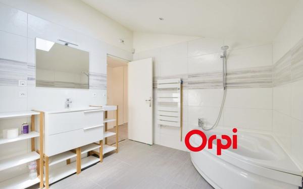 Maison à vendre    6 pièces •  Bron