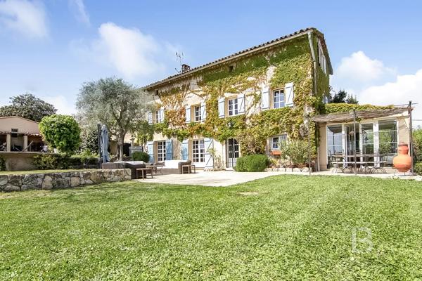 Co- exclusivité - Magnifique Bastide avec piscine à vendre à Mouans Sartoux