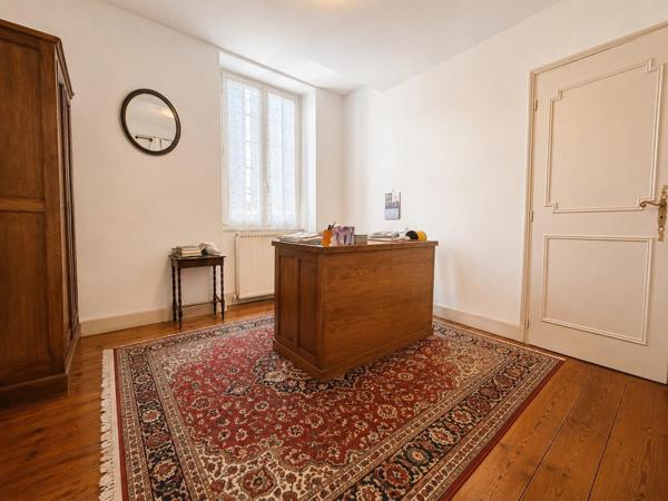 VASTE MAISON ANCIENNE RENOVEE AVEC JARDIN