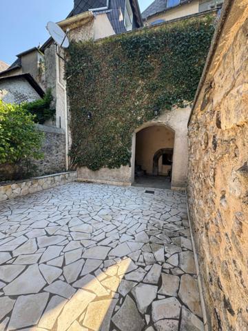 VASTE MAISON ANCIENNE RENOVEE AVEC JARDIN