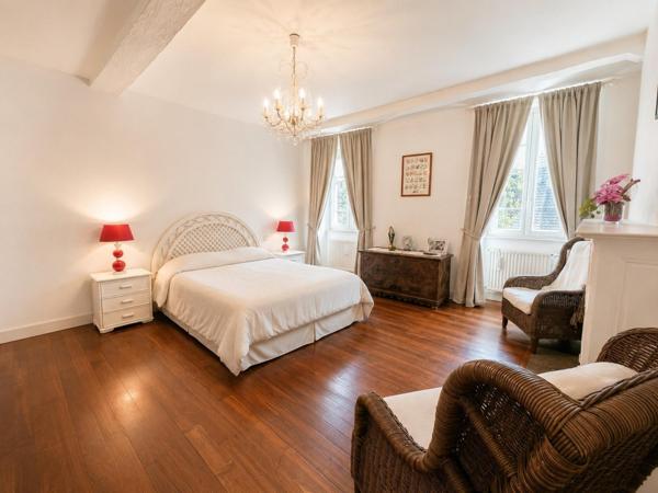 VASTE MAISON ANCIENNE RENOVEE AVEC JARDIN