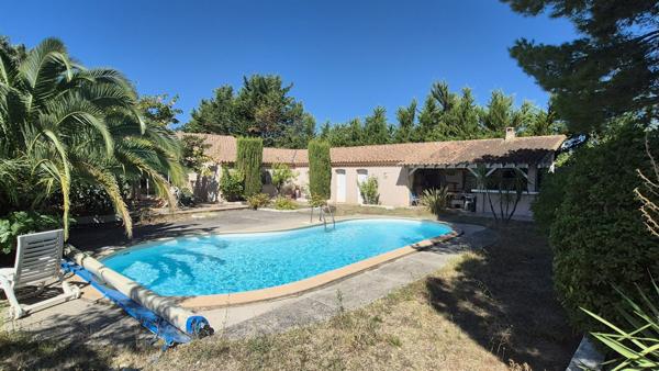 Argeliers, villa de 3 chambres avec grand terrain, piscine, garage et chalet.