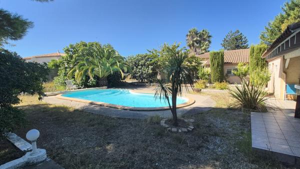 Argeliers, villa de 3 chambres avec grand terrain, piscine, garage et chalet.