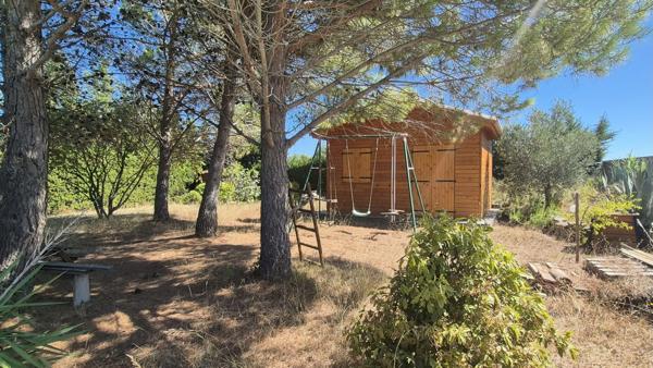 Argeliers, villa de 3 chambres avec grand terrain, piscine, garage et chalet.