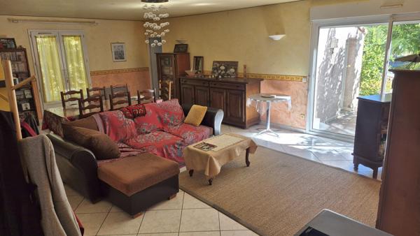 Argeliers, villa de 3 chambres avec grand terrain, piscine, garage et chalet.