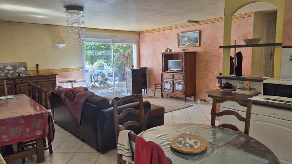 Argeliers, villa de 3 chambres avec grand terrain, piscine, garage et chalet.