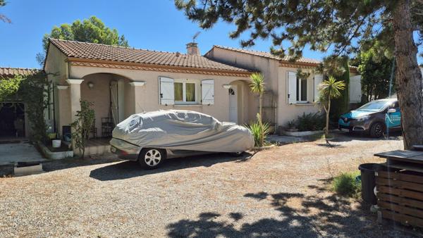 Argeliers, villa de 3 chambres avec grand terrain, piscine, garage et chalet.