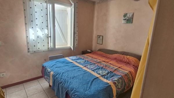 Argeliers, villa de 3 chambres avec grand terrain, piscine, garage et chalet.