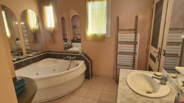 Argeliers, villa de 3 chambres avec grand terrain, piscine, garage et chalet.