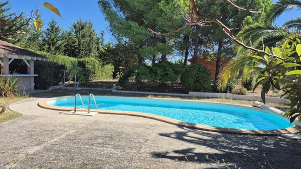 Argeliers, villa de 3 chambres avec grand terrain, piscine, garage et chalet.