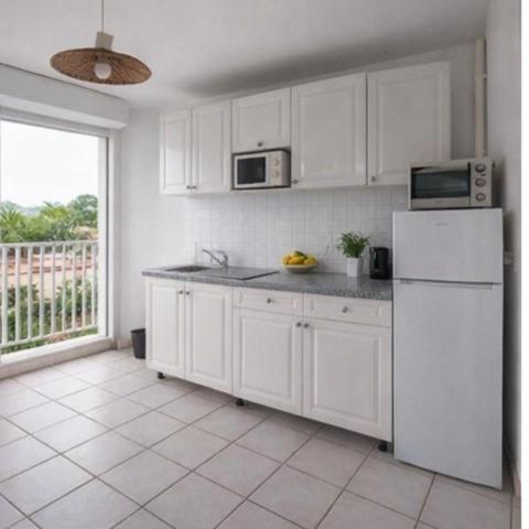 T2 Anse Mitan — Terrasse, parking couvert, plage à pied