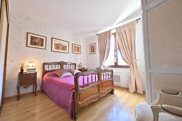 Maison dans quartier résidentiel