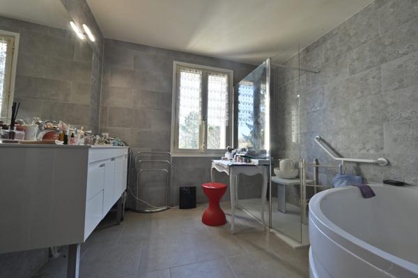 Maison dans quartier résidentiel