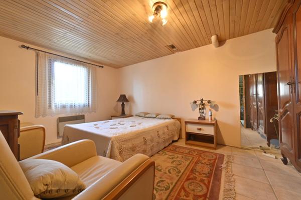 Maison dans quartier résidentiel