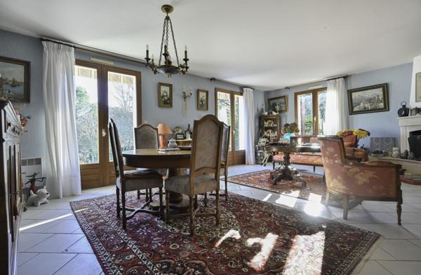 Maison dans quartier résidentiel