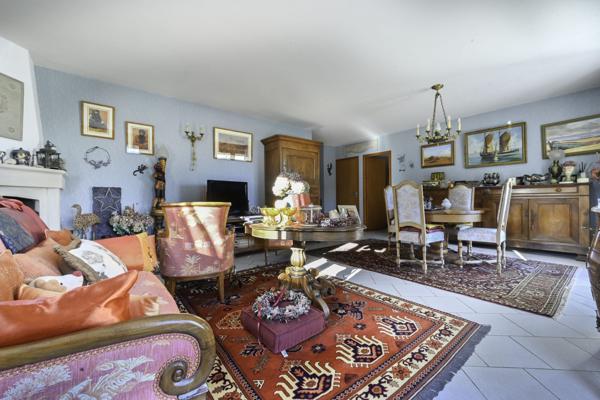 Maison dans quartier résidentiel