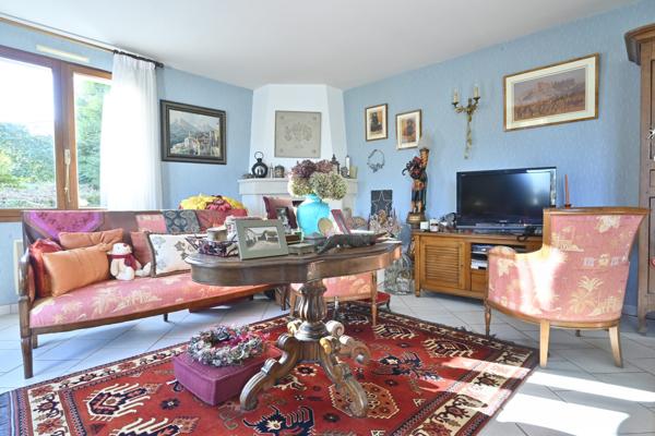 Maison dans quartier résidentiel