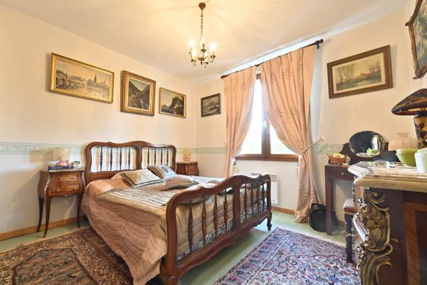 Maison dans quartier résidentiel