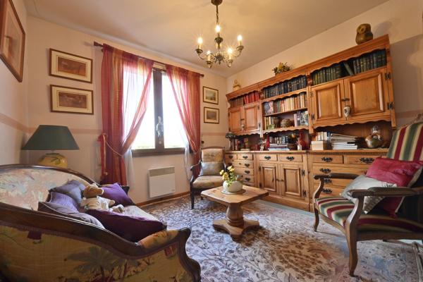 Maison dans quartier résidentiel