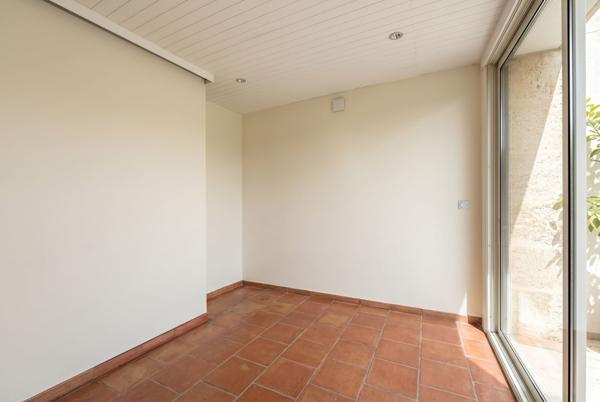 Gardanne - Maison d'architecte de plain-pied - 175.06 m2 - 3 chambres + 2 appartements indépendants (studio et T2) - belle parcelle - emplacement idéal