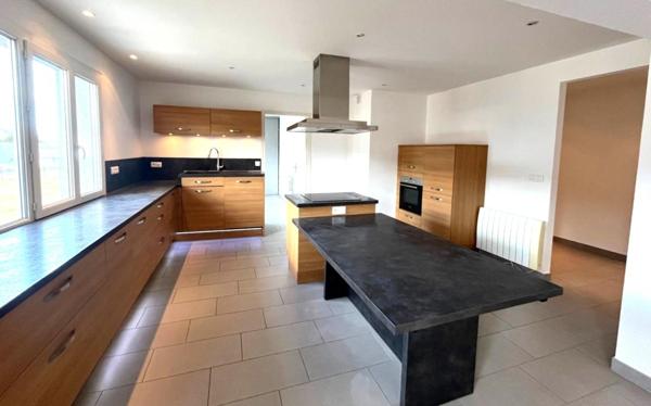 Appartement de 140 m² avec Balcon et Parking  -  Dernier Étage