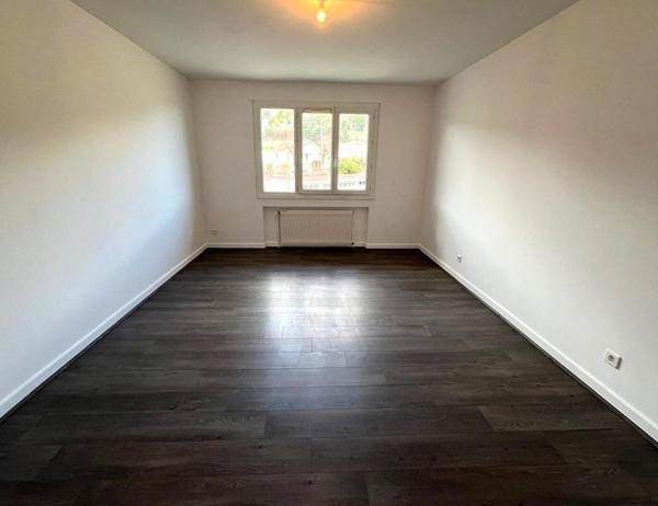 Appartement de 140 m² avec Balcon et Parking  -  Dernier Étage