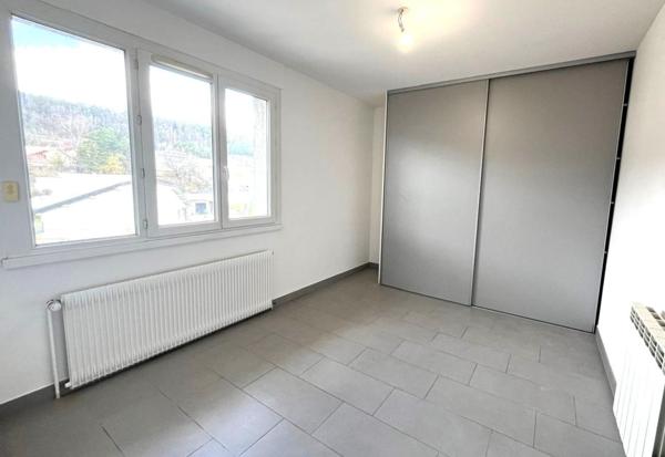Appartement de 140 m² avec Balcon et Parking  -  Dernier Étage