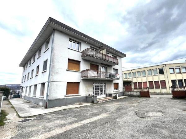 Appartement de 140 m² avec Balcon et Parking  -  Dernier Étage