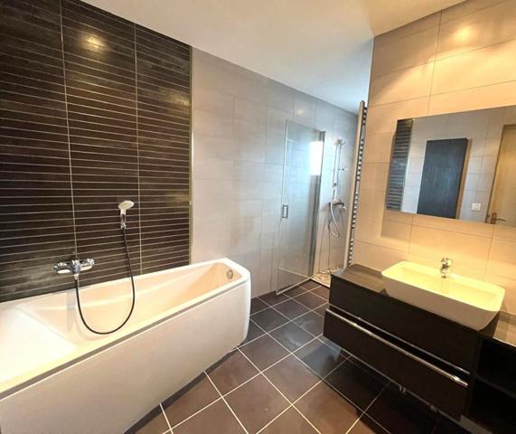 Appartement de 140 m² avec Balcon et Parking  -  Dernier Étage