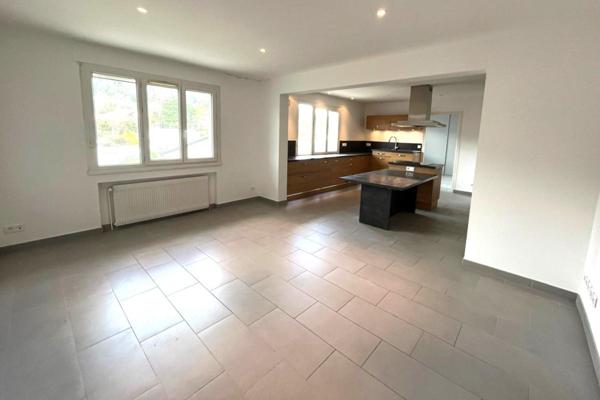 Appartement de 140 m² avec Balcon et Parking  -  Dernier Étage