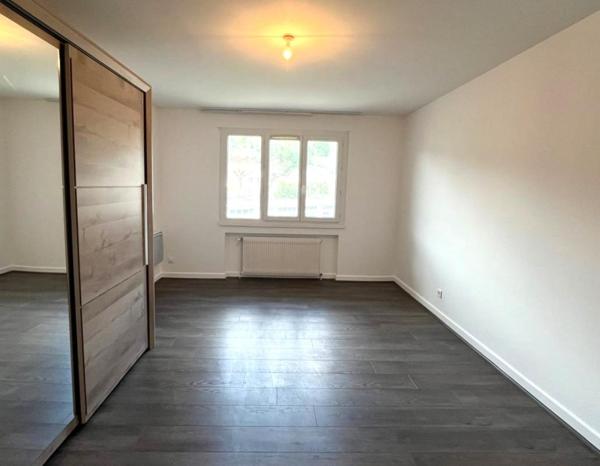 Appartement de 140 m² avec Balcon et Parking  -  Dernier Étage