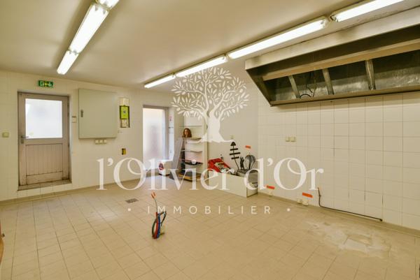 Tulette (26790) Immeuble avec local commercial actif et 2 appartements à rénover